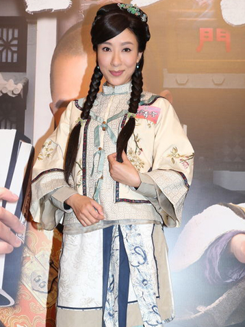 杨怡出席《宦海奇官》宣传活动 古装造型清新