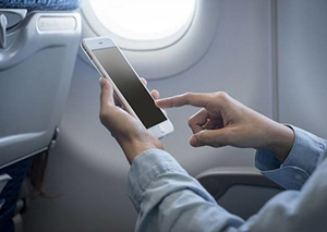 旅客飞机上玩手机导致航班延误被拘 飞行安全不容“任性”