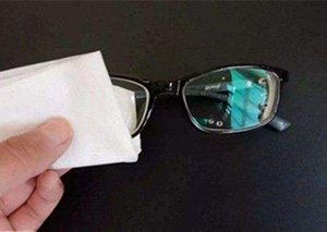 华人擦眼镜被开除 如此对待是为何？